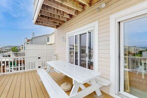 Outdoor dining - Bayside View (Ocean City)