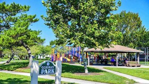 Un parc doté d’une aire de jeux, de tables de pique-nique et d’un kiosque.