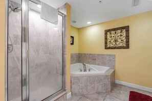 Shower, towels - Bay One 304 (Ocean City)