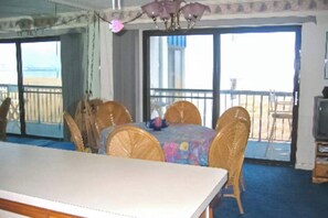 Dining - Fantastic Condo in Bayside Location w/Free WiFi, Shared Pool, Private W/D (Ocean City)