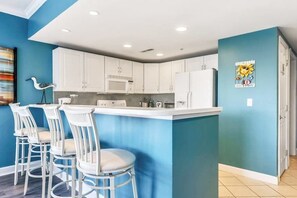 Fridge, microwave, oven, stovetop - Beautiful & Conveniently Located Oceanside Home w/Shared Pool, Free WiFi (Ocean City)