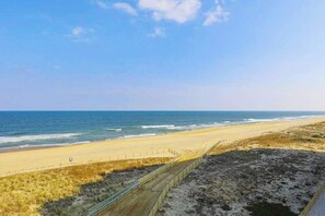 On the beach - Beautiful oceanfront home with free WiFi fireplace, shared pool & hot tub (Ocean City)