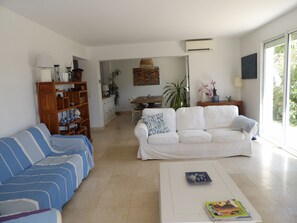 TV - St Cyprien Zen and Bohemian, a swimming pool just for you (Saint-Cyprien)