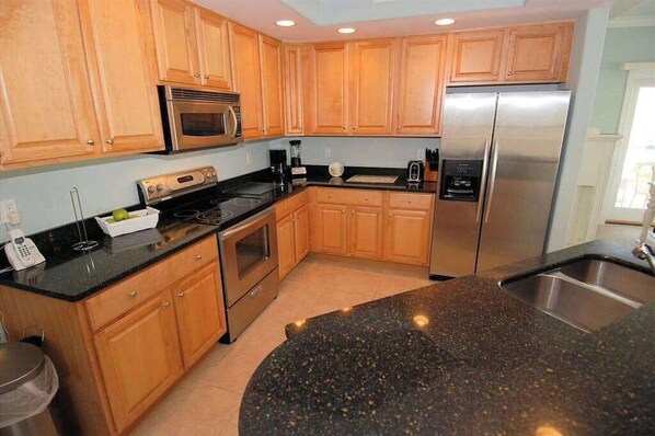 Fridge, microwave, oven, stovetop - 4100 #305 (Ocean City)