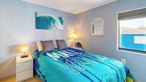 Ein Schlafzimmer mit einem Bett, einem Nachttisch, einer Lampe, einer Wanduhr und einem Fenster.