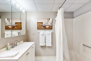 Shower, hair dryer, towels - Blue Marlin 302 (Ocean City)