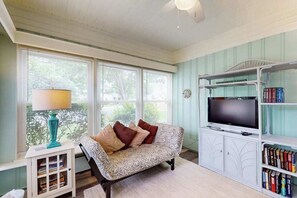 TV, offices - Charming, family-friendly house close to Ocean City attractions & beaches (Ocean City)