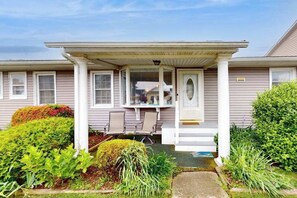 Exterior detail - Charming, family-friendly house close to Ocean City attractions & beaches (Ocean City)