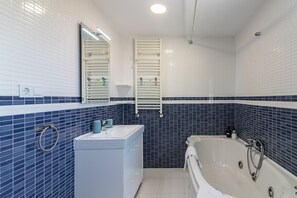 Douche, sèche-cheveux, serviettes fournies