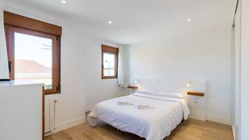 4 bedrooms, iron/ironing board, WiFi, bed sheets