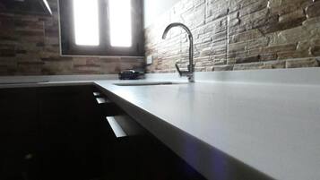 Réfrigérateur, micro-ondes, plaque de cuisson, lave-vaisselle