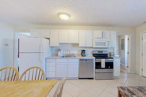 Fridge, microwave, oven, stovetop - Casa Serena (Ocean City)