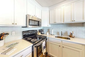Fridge, microwave, oven, stovetop - Updated condo with balcony, washer/dryer & beach access - near dining & golf (Ocean City)