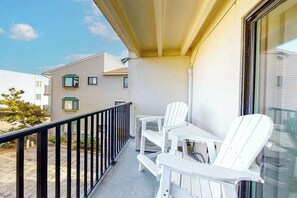 Property grounds - Updated condo with balcony, washer/dryer & beach access - near dining & golf (Ocean City)