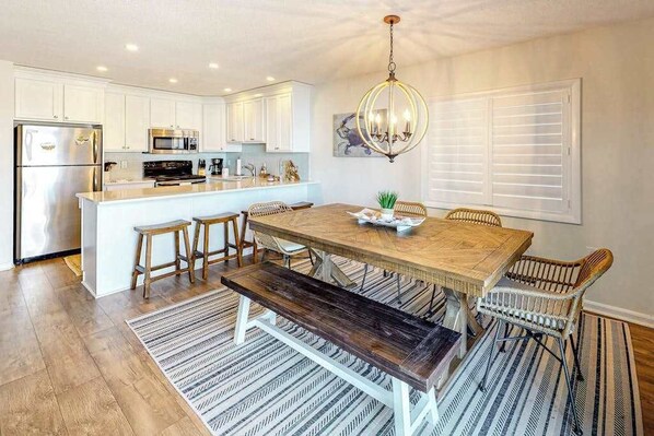 Dining - Updated condo with balcony, washer/dryer & beach access - near dining & golf (Ocean City)