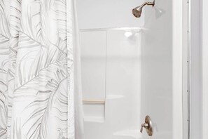 Shower, hair dryer, towels - Bright & beachy getaway near white sand with fast WiFi, open layout, AC & W/D (Ocean City)