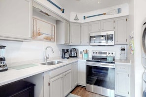 Fridge, microwave, oven, stovetop - Bright & beachy getaway near white sand with fast WiFi, open layout, AC & W/D (Ocean City)