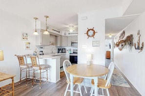 Dining - Bright & beachy getaway near white sand with fast WiFi, open layout, AC & W/D (Ocean City)