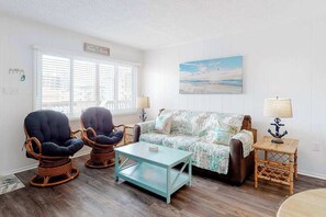 TV, offices - Bright & beachy getaway near white sand with fast WiFi, open layout, AC & W/D (Ocean City)