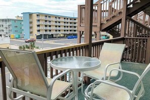 Outdoor dining - Bright & beachy getaway near white sand with fast WiFi, open layout, AC & W/D (Ocean City)