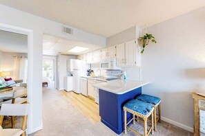 Fridge, microwave, oven, stovetop - Charming condo with balcony, central AC, washer/dryer, beach chairs, & WiFi (Ocean City)