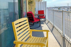Property grounds - Updated, third-floor condo with balcony, W/D, central AC, & WiFi - near beach (Ocean City)