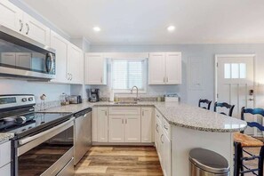 Fridge, microwave, oven, stovetop - Balmoral Cove I - D (Ocean City)