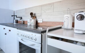 Fridge, microwave, oven, stovetop - Pambnb - "Tropical" Apartment at Hacienda La Extremeña (Puertito de Güímar)