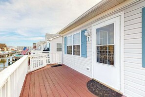Terrace/patio - Canal-front condo with water view, balcony & central AC - dog-friendly (Ocean City)
