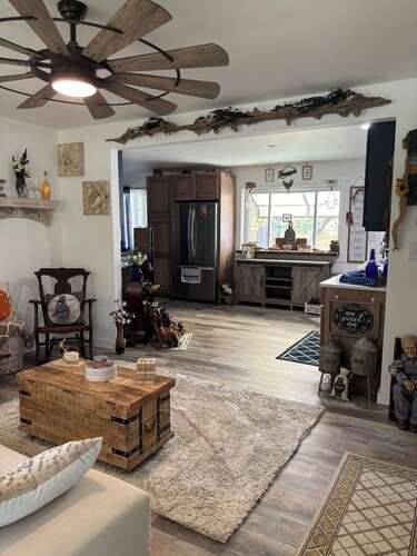Rustic Charm 3-bedroom 2-bath house in beautiful Greenwood with AC & HOT SPA