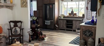 Rustic Charm 3-bedroom 2-bath house in beautiful Greenwood with AC & HOT SPA