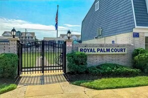 Property grounds - Gorgeous townhouse with seasonal shared pool, central ac, patio, & wifi (Ocean City)