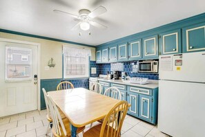 Fridge, microwave, oven, stovetop - Gorgeous townhouse with seasonal shared pool, central ac, patio, & wifi (Ocean City)