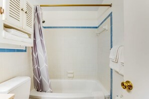 Shower, hair dryer, towels - Gorgeous townhouse with seasonal shared pool, central ac, patio, & wifi (Ocean City)
