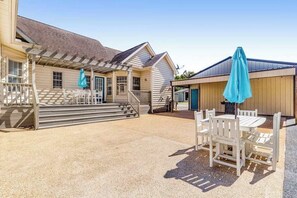 Outdoor dining - Winery Getaway at Mariner’s Conclusion (Berlin)