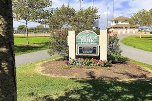 Property grounds - Oceanfront Condo with Beach Views, WiFi, Washer-Dryer, Parking & Walkable Locale (Ocean City)