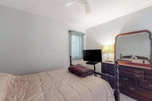 3 bedrooms, iron/ironing board, WiFi, bed sheets - Quiet retreat with screened porch, large deck, and central AC (Ocean Pines)