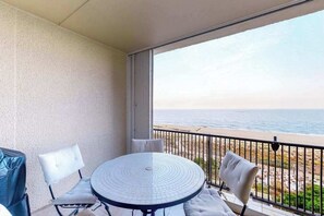 Outdoor dining - Cozy condo in beachfront complex with pool & W/D (Ocean City)