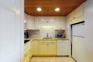 Fridge, microwave, stovetop, dishwasher - Cozy condo in beachfront complex with pool & W/D (Ocean City)