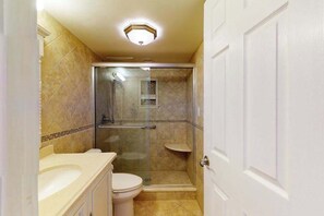 Shower, towels - Cozy condo in beachfront complex with pool & W/D (Ocean City)