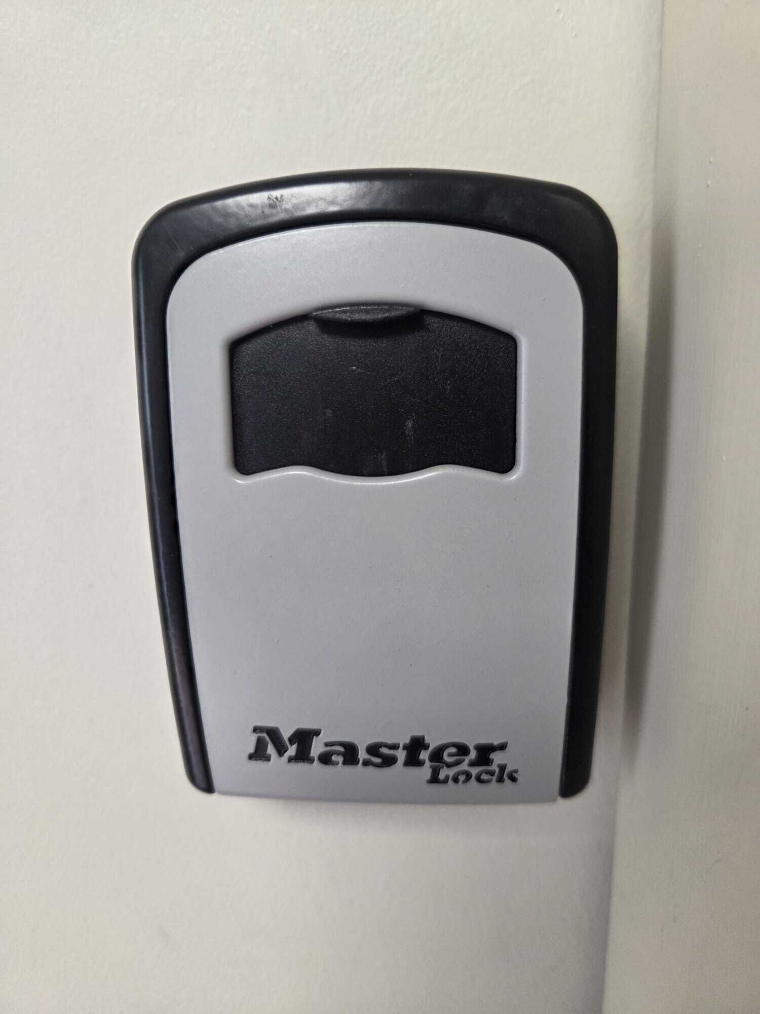 Un clavier de la marque Master Lock sur une porte.