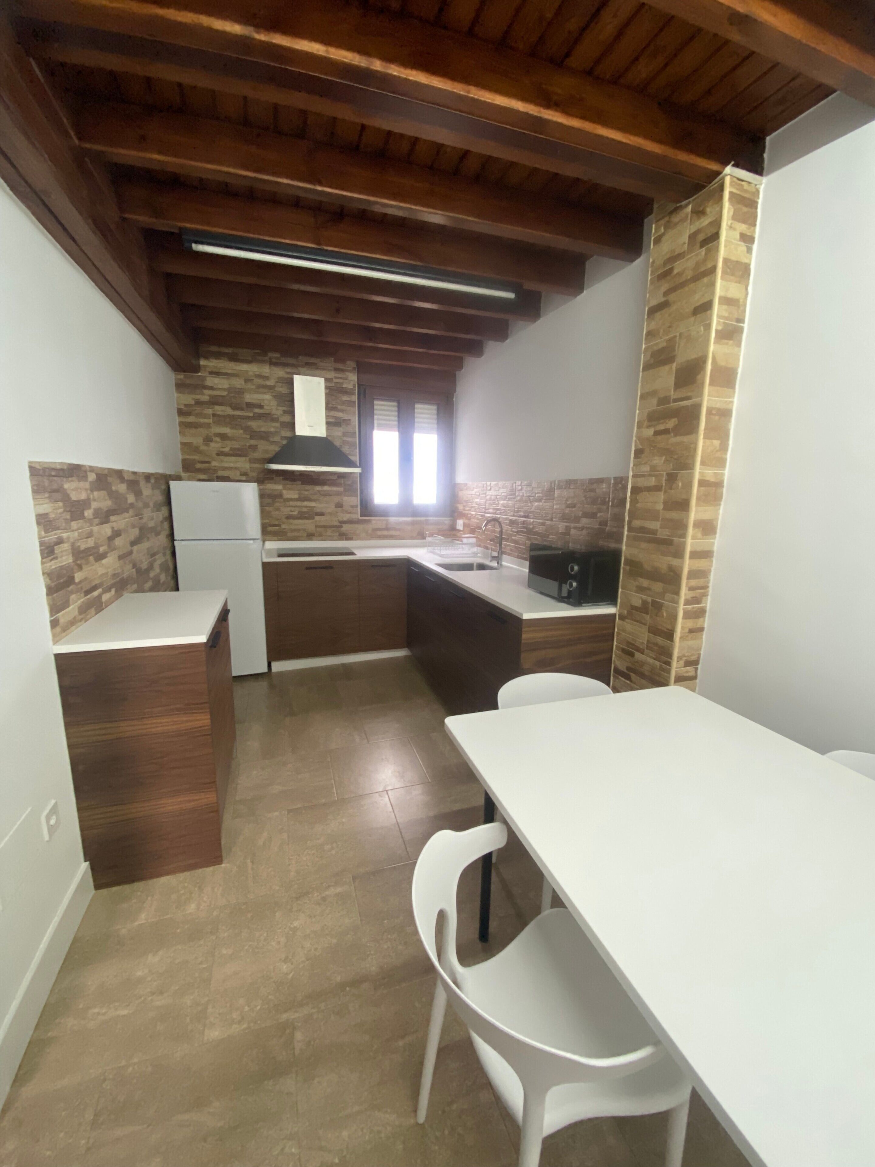 Frigorifero, microonde, piano cottura, macchina per tè/caffè