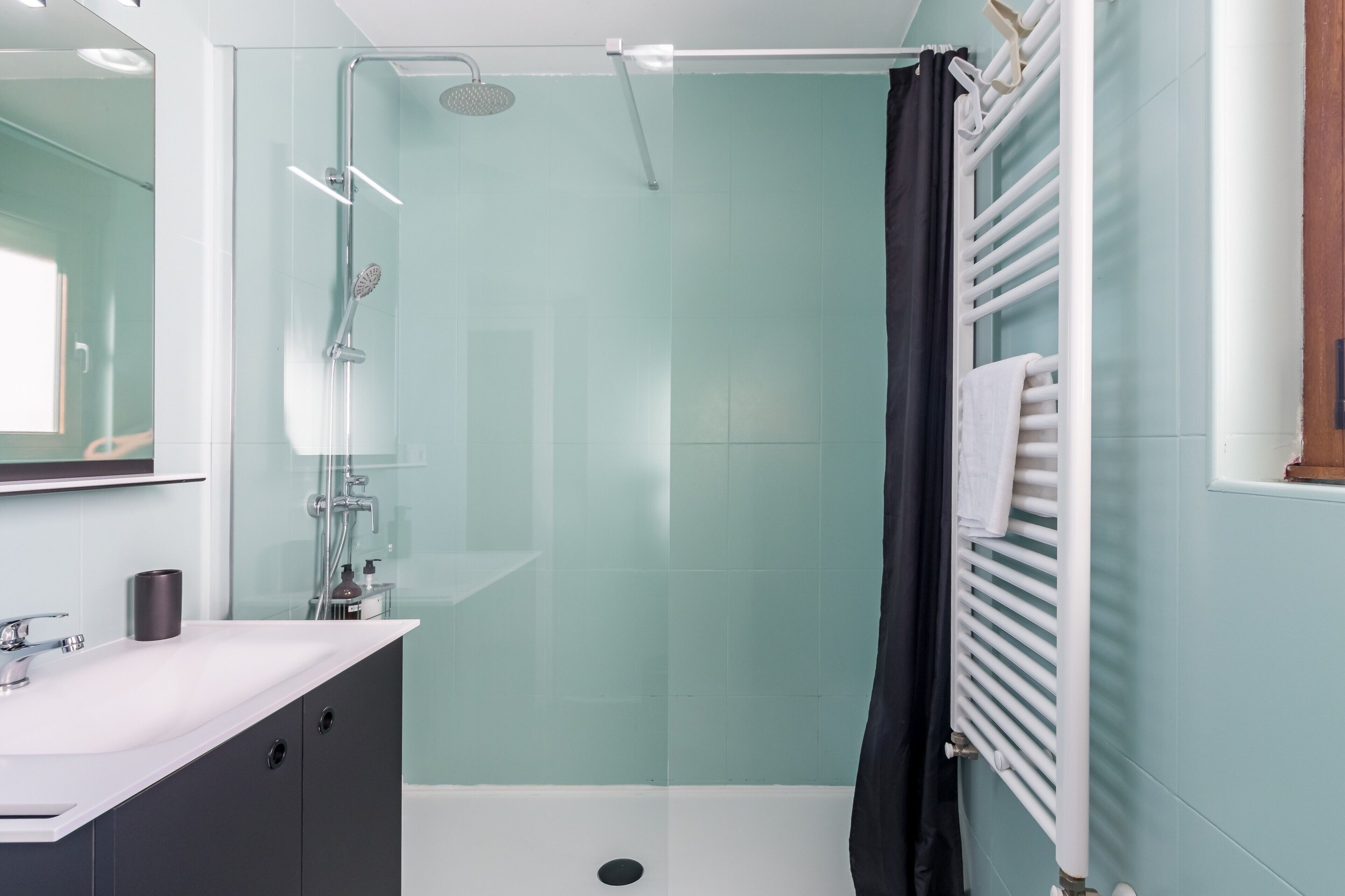 Een douche, een haardroger, handdoeken