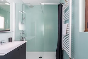 Shower, hair dryer, towels - Vacation Home 'El Rincón De Denver 1' in Suances, Ideal for 4 Guests and Pet-Friendly (Suances)