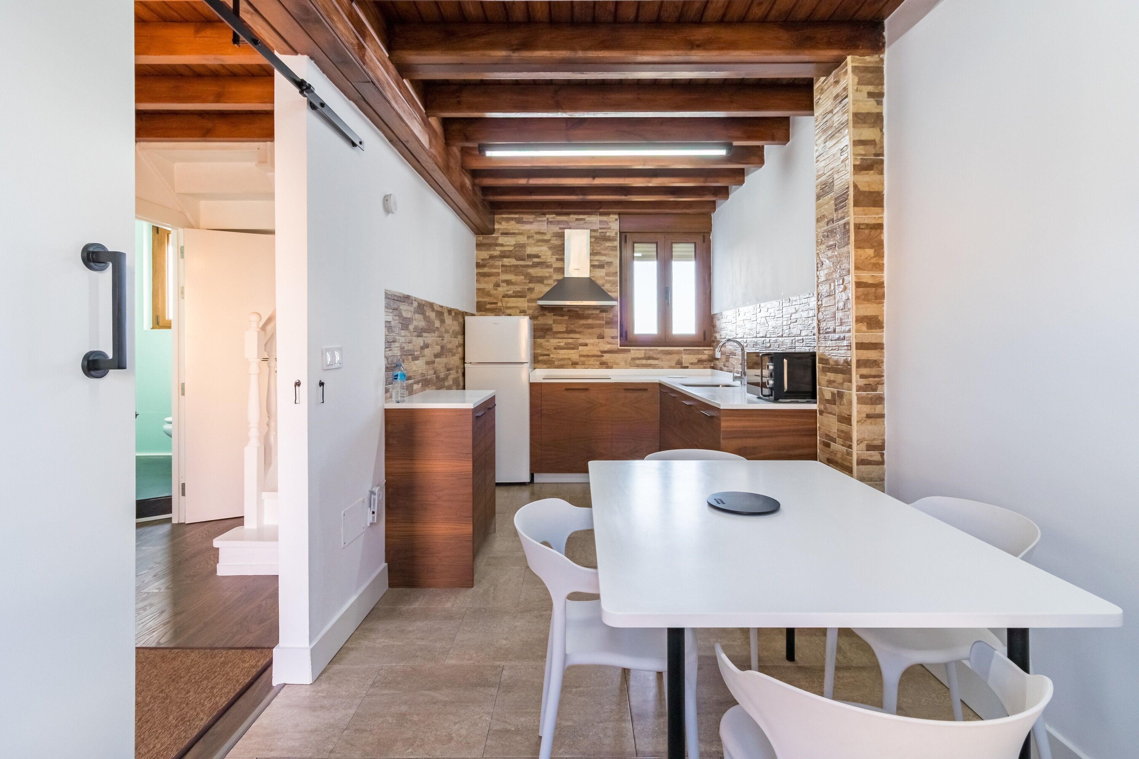 Frigorífico, microondas, placa de cocina y cafetera o tetera