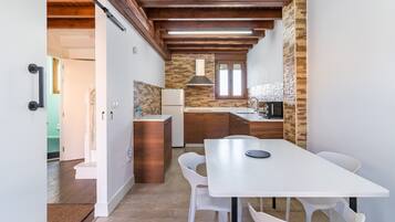Frigorífico, microondas, placa de cocina y cafetera o tetera