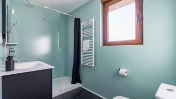 Ducha, secador de pelo y toallas