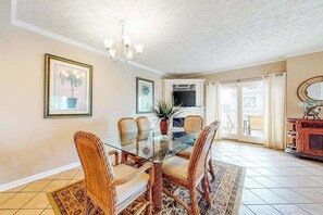 Dining - Bay & ocean views at Sea Palms - free WiFi, private washer/dryer & dog-friendly (Ocean City)