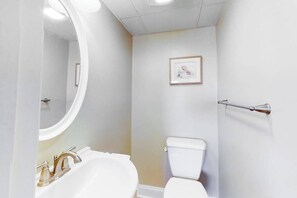 Shower, towels - Oceanfront Condo with Balcony, Gorgeous Views, Washer/Dryer & Free WiFi (Ocean City)