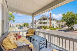 Property grounds - Walk Everywhere - Cute Coastal Cottage - Alfresco Dining, Outdoor Shower & Porch (Ocean City)